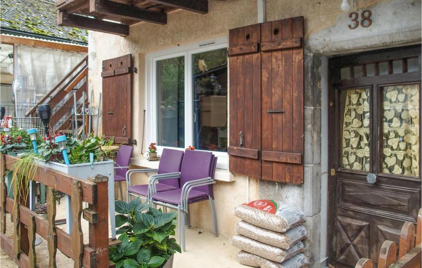 Stunning home in Doussard with 2 Bedrooms and WiFi