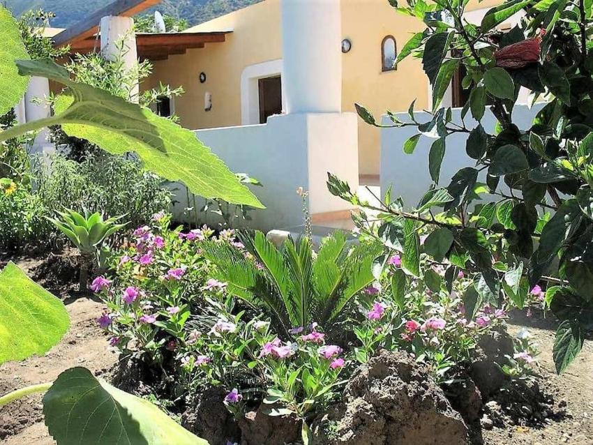 Casa Il Girasole, panoramica e a pochi passi dal centro di Malfa