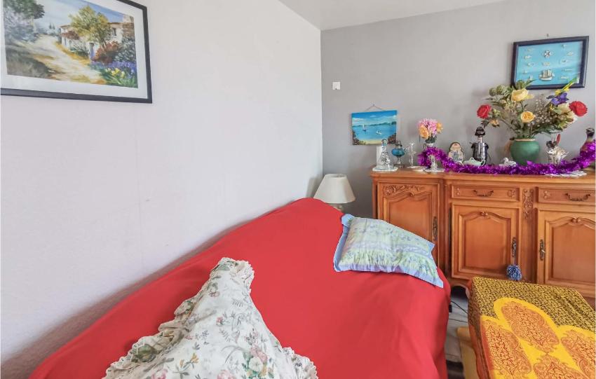 Stunning home in Dampierre en burly with 3 Bedrooms and WiFi