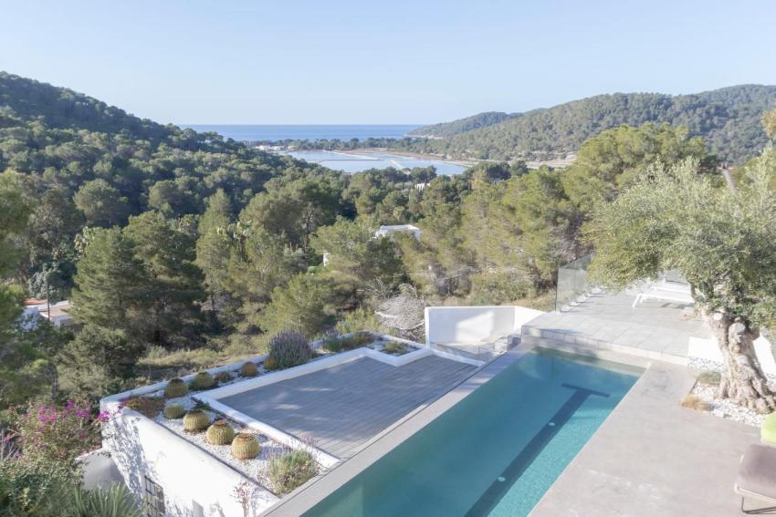 Aria Salinas - Breathtaking Sea and Mountain Views