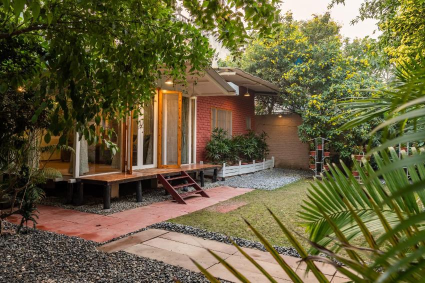 Garden Oasis by Roamhome - 2bhk w garden close to Assi Ghat