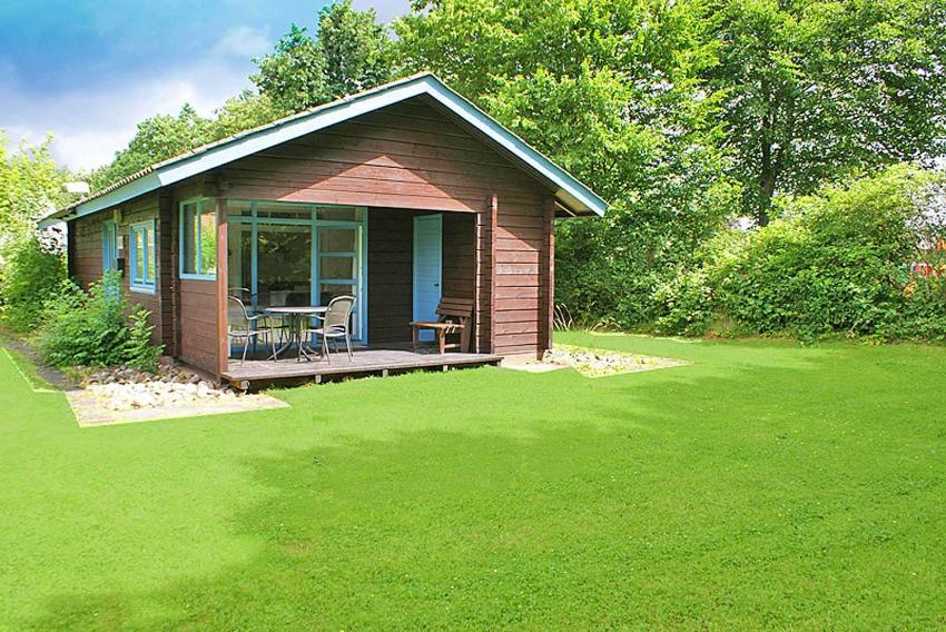 Blockhaus mit schoenem Grundstueck