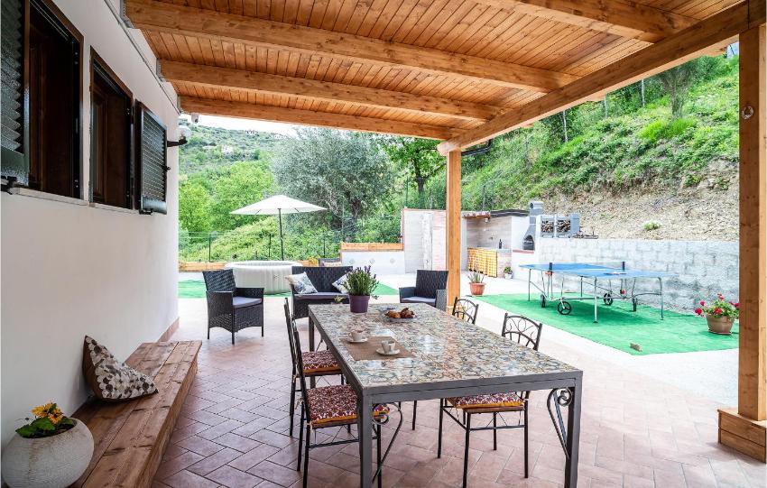 Nice home in Laureana Cilento with 3 Bedrooms, WiFi and Jacuzzi
