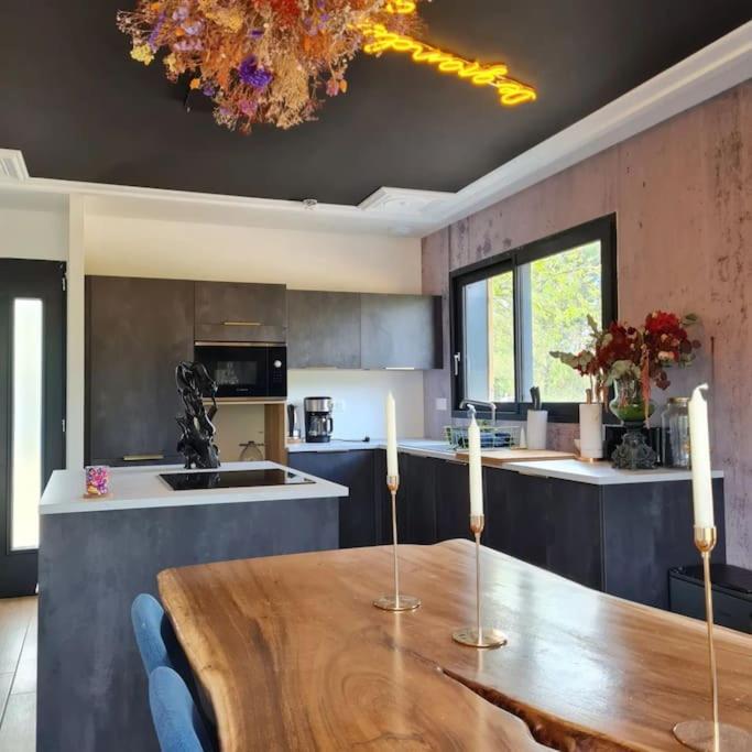 Maison en bois chaleureuse avec bain nordique