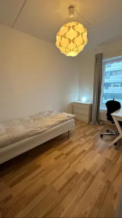 Room in City. 1 stop from airport