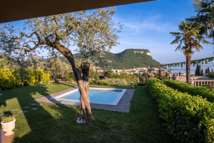 Love Nest with Pool and Lake view