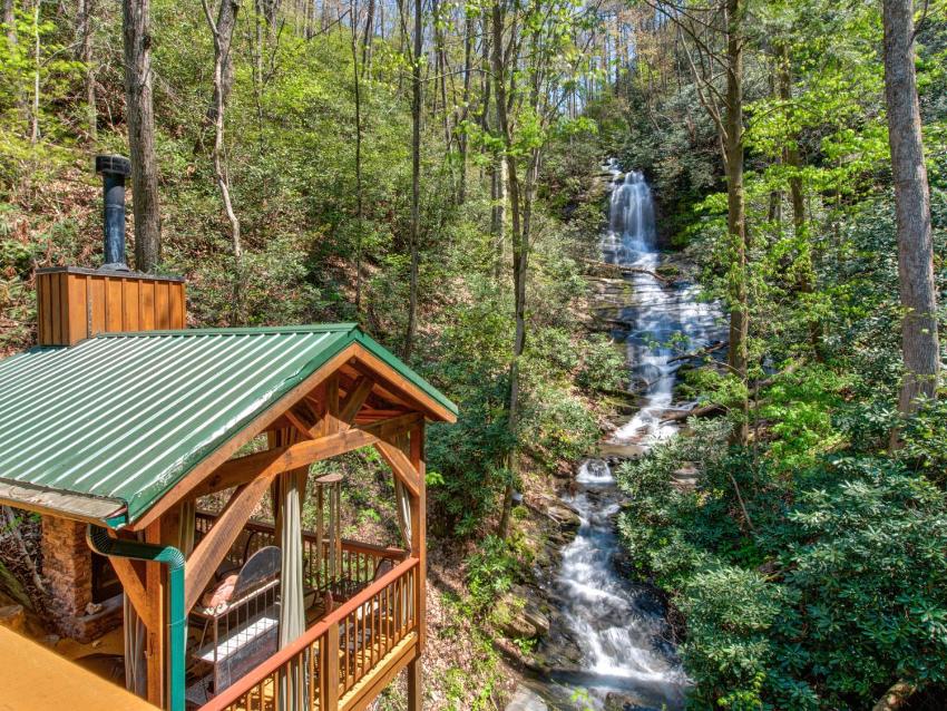 Black Bear Lodge, 6 Bedroom, Mtn and Waterfall Views, Pool Table, Sleeps 12