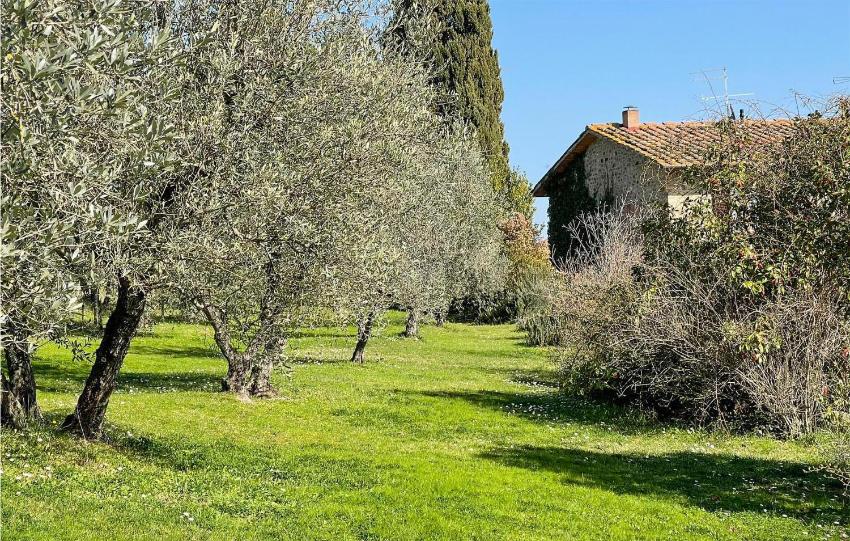 Beautiful apartment in Castelnuovo with Jacuzzi, WiFi and 3 Bedrooms