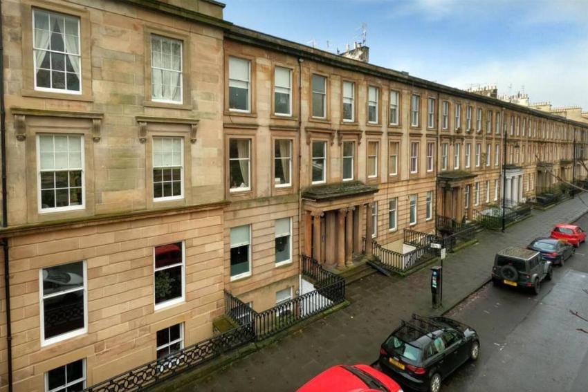 Walk anywhere from this cosy central flat