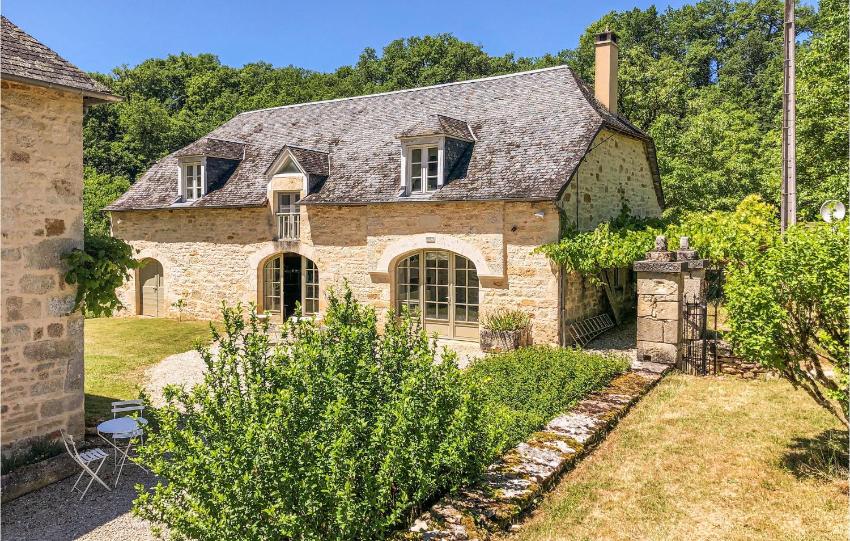 Beautiful home in Sarrazac with Outdoor swimming pool, WiFi and 5 Bedrooms