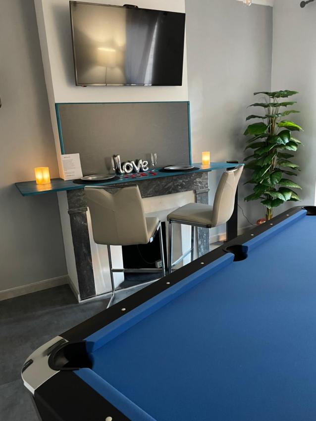 Love House "Des Corps à l'envers"