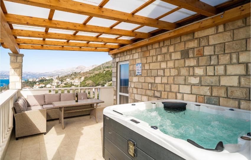 Beautiful apartment in Cavtat with Jacuzzi, 2 Bedrooms and WiFi