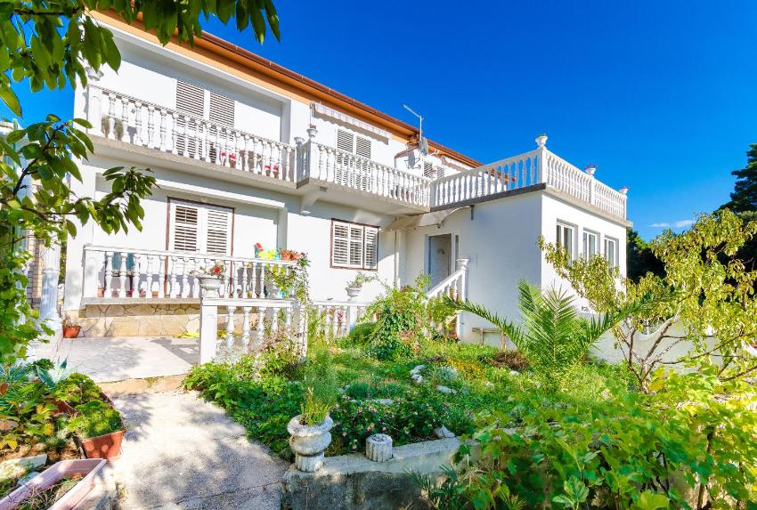 Apartment and Rooms Mladen P