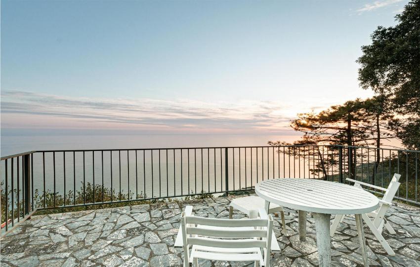 Stunning home in La Spezia with 4 Bedrooms and WiFi