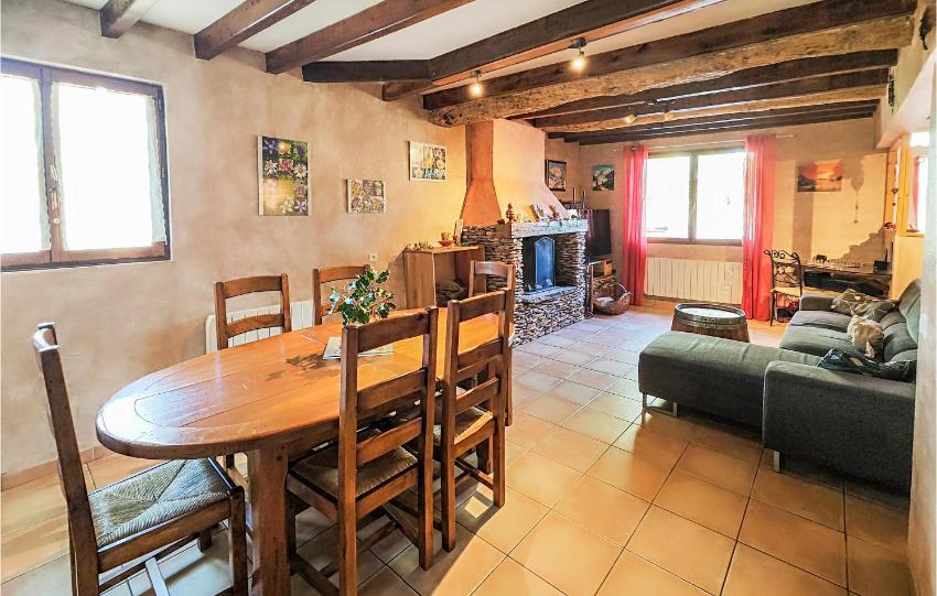 Awesome home in Pierrerue with 3 Bedrooms and WiFi