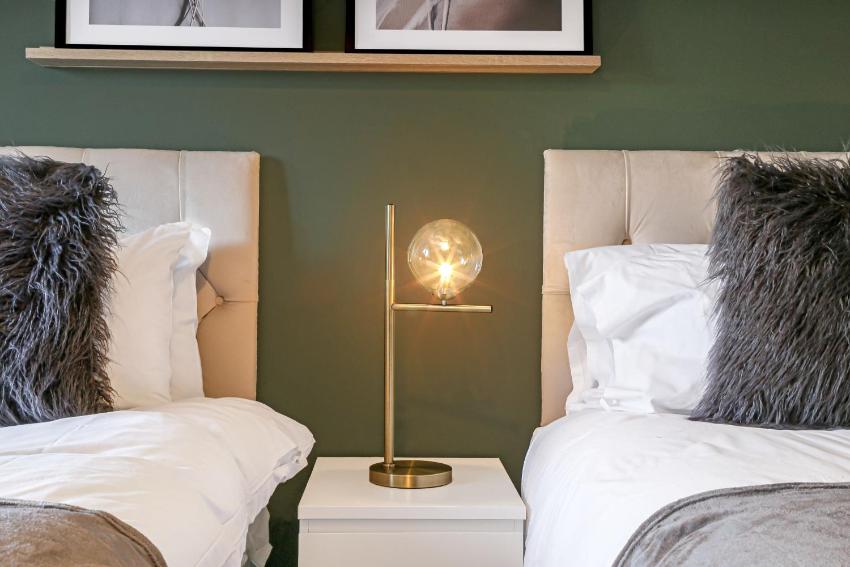 Spacious Detached House - Sleeps 8 - Free Parking, Fast Wifi and Smart TV with BT TV and Netflix