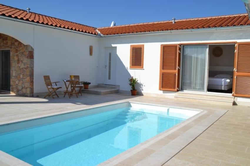 Villa Rasa Croatia - ALLES AUSSER GEWÖHNLICH - 800 m vom Meer, mit Outdoor Himmelbett, Pool, Sauna