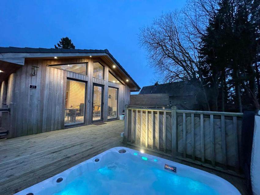 Little Fawn Lodge with Hot Tub