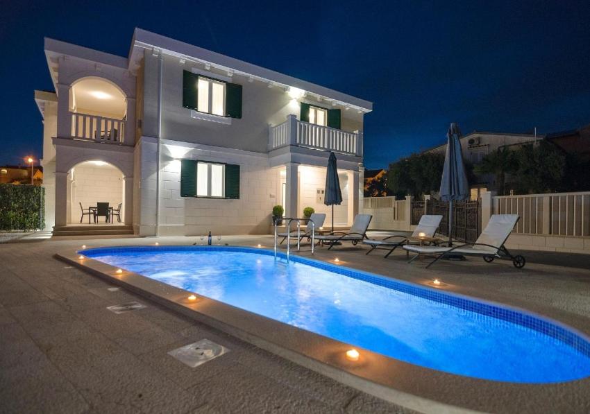 Ferienhaus mit Privatpool für 8 Personen ca 190 m in Grebastica, Dalmatien Norddalmatien