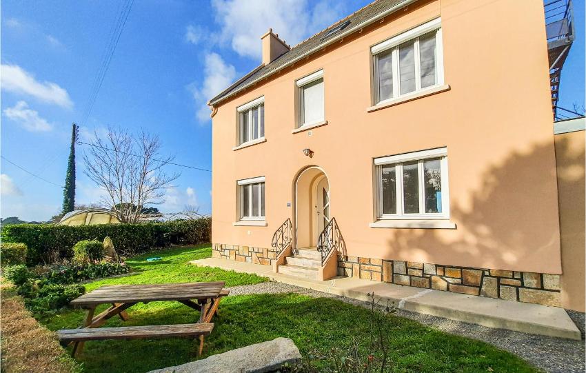 Awesome home in Plouguerneau with 4 Bedrooms and WiFi
