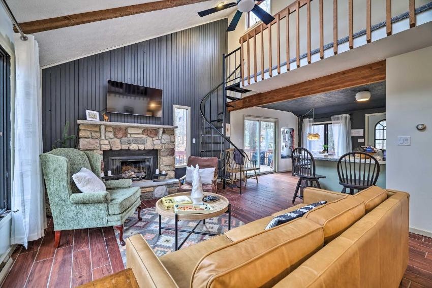 Pet-Friendly Poconos Cabin 2 Mi to Lakes!