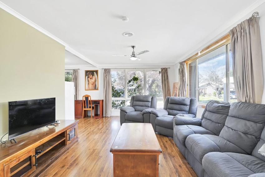 Retro Chic 4BD House near Mornington