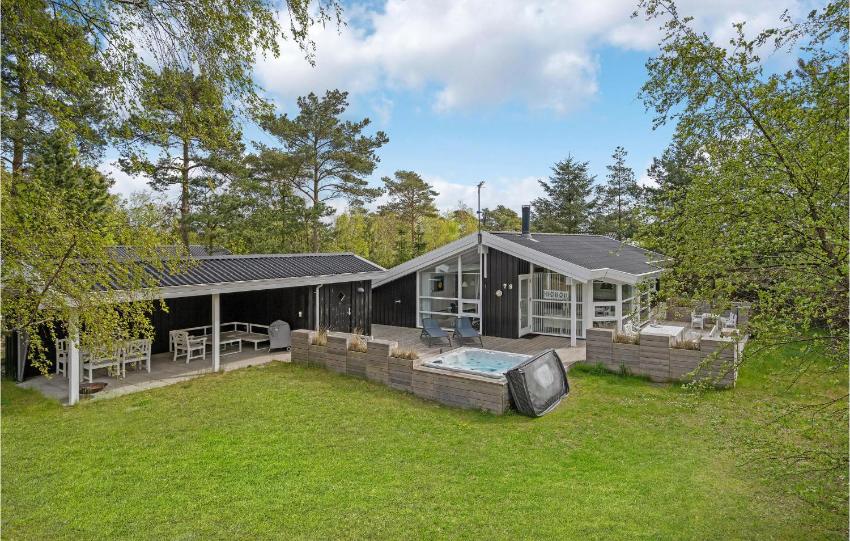 Awesome home in Hals w/ Sauna and 4 Bedrooms