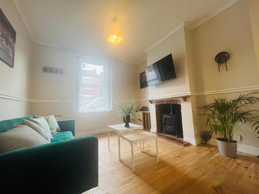 Cozy and Central Service Apartment