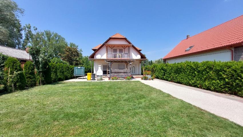 Ferienwohnung mit Pool direkt am See 1