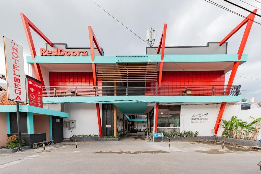 RedDoorz near Kejaksan Station Cirebon