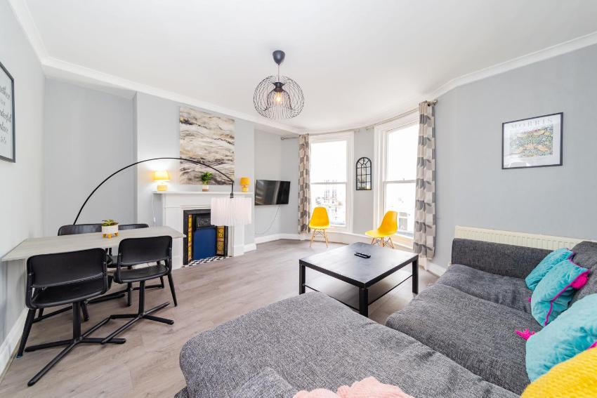 Cosy three bedroom flat next brighton seafront SLEEP 8
