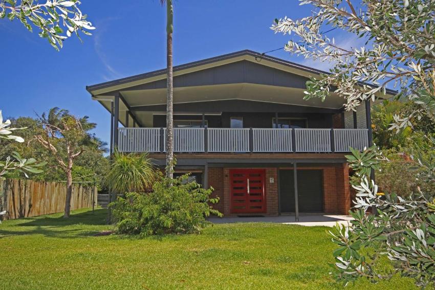 Red Door Beach House - Marcoola Beach - PET FRIENDLY, FOXTEL, WIFI, 500 BOND, Linen Supplied