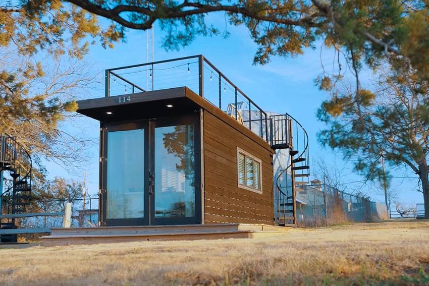 The Bluebonnet-Tiny Container Home Country Setting 12 min to Downtown