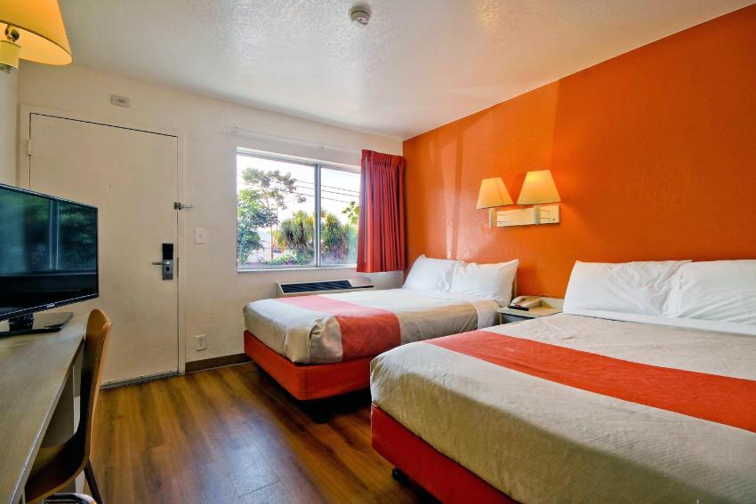 Travelodge by Wyndham Pompano Beach