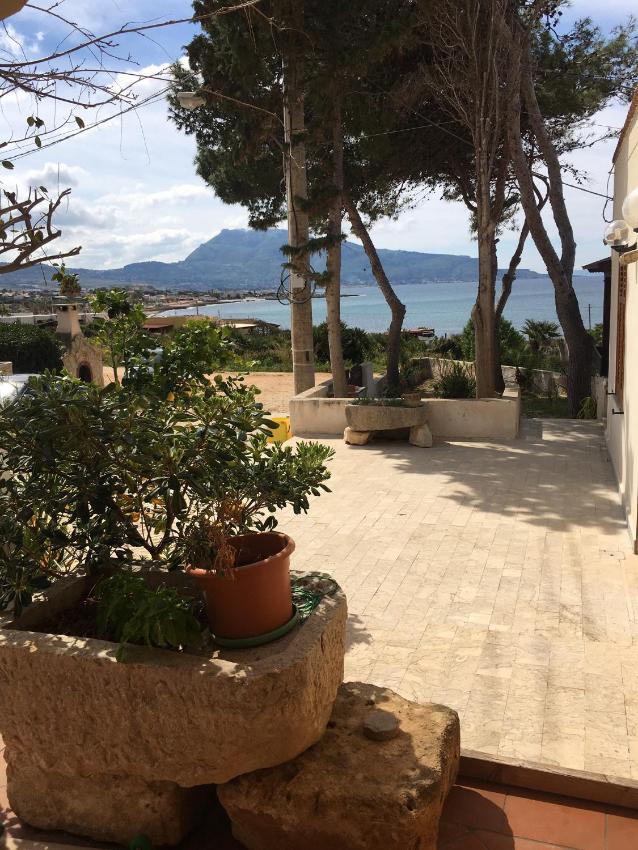 HOLIDAY HOME CON VERANDA SUL MARE e A 3 MINUTI A PIEDI DALLA SPIAGGIA