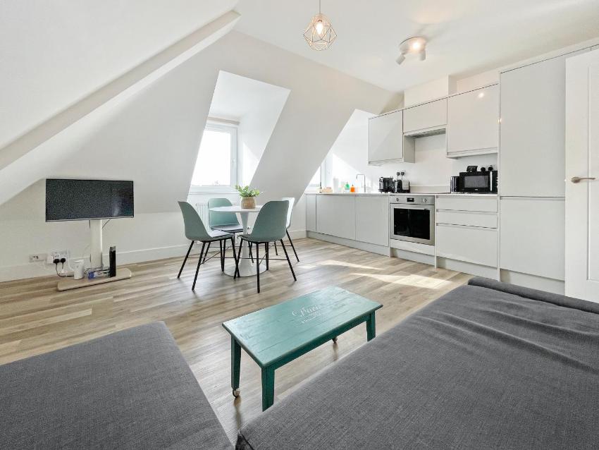 EasyStays - Modern Apartments in Windsor with Parking