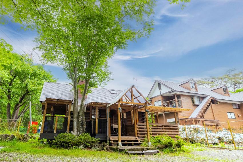 那須塩原市の主要道路沿いにあるログハウス