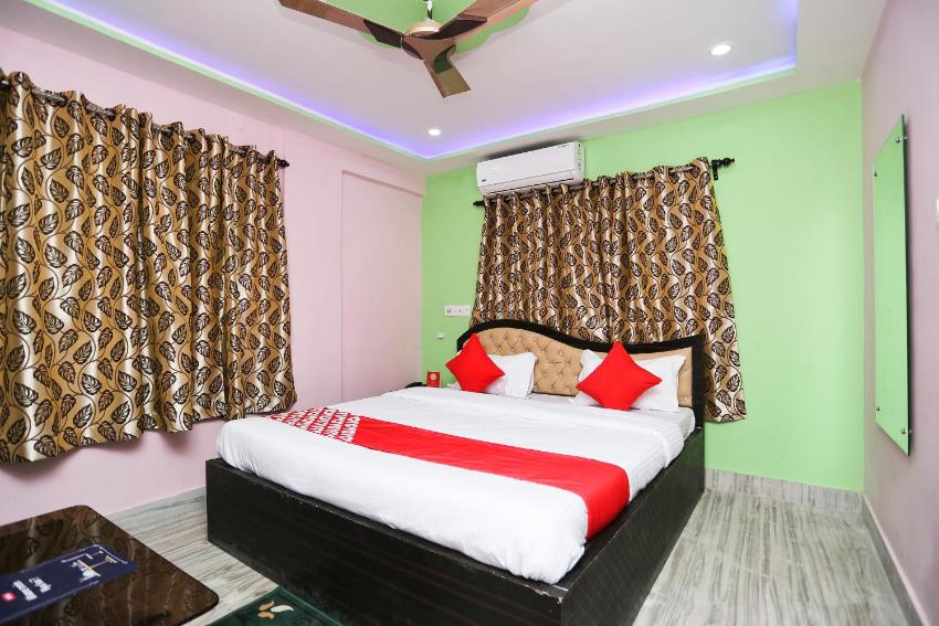 OYO 22566 Red Velvet Inn Near Chinar park,Airport