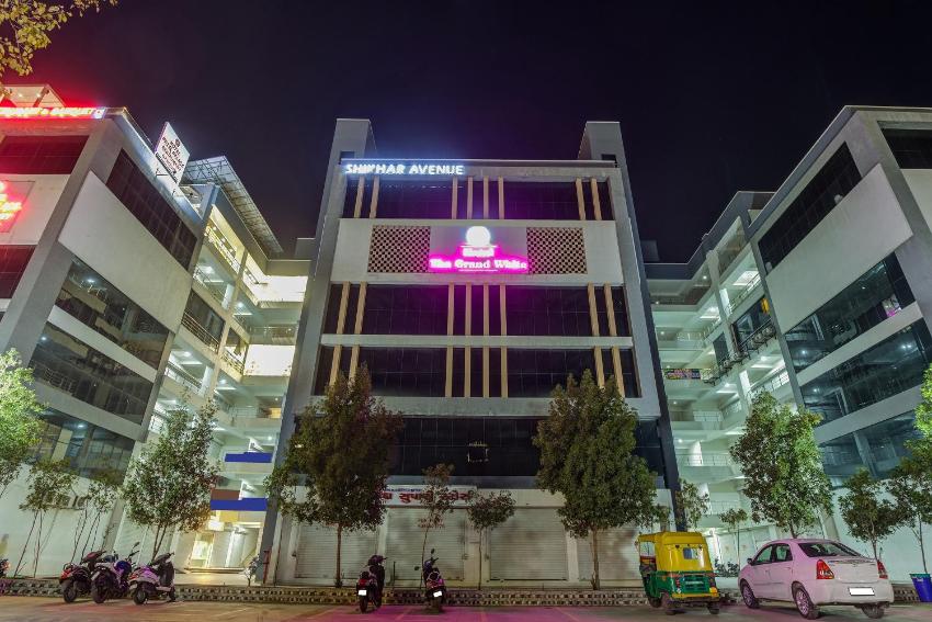 OYO Townhouse 812 Hotel The Grand White