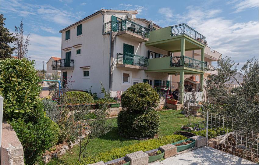 Nice apartment in Brodarica with 3 Bedrooms