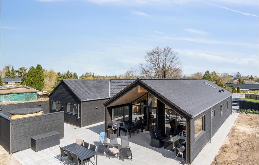 Stunning home in Dronningmlle with Indoor swimming pool, Sauna and 5 Bedrooms