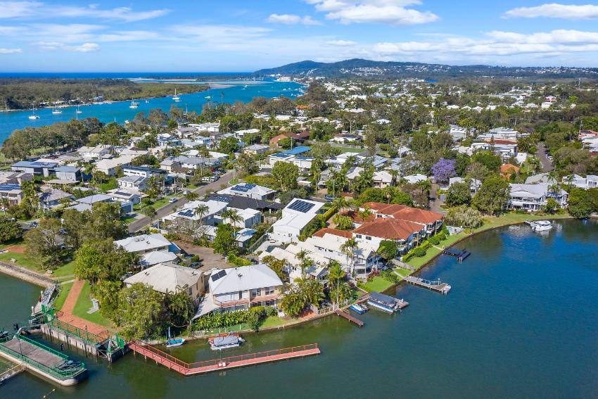 Gorgeous 3BR Noosa Property On The Water - Central Location With WIFI & Pool