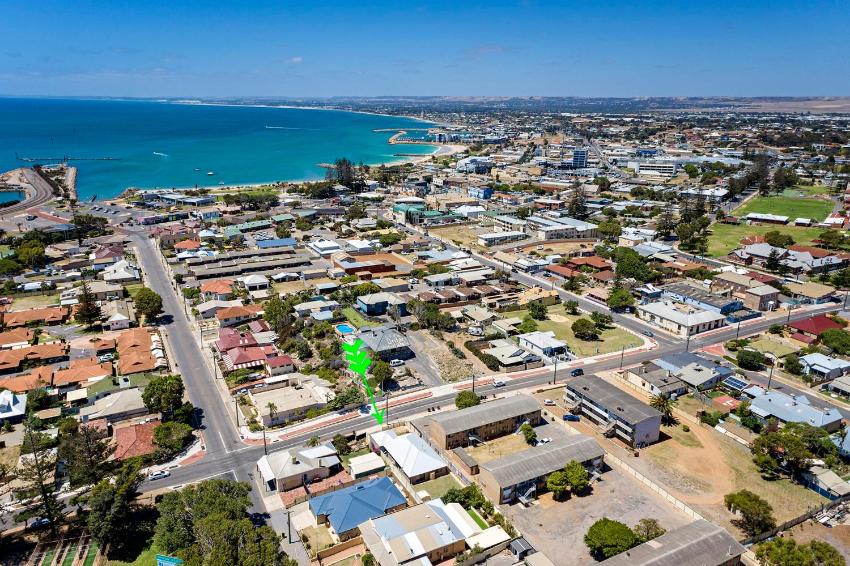 Spacious 4BR House Right Near The Beach - Fast WIFI and Massive 85' TV