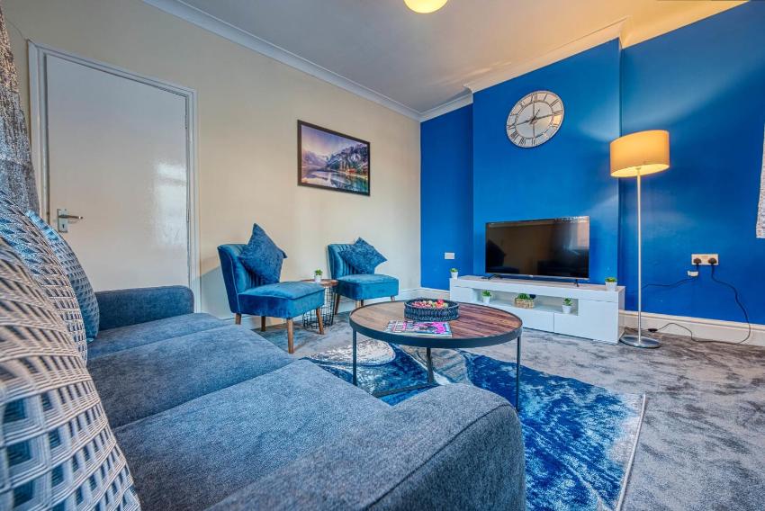 Xclusive Living 3 Bedroom Luxury House with Free WiFi, Netflix, Parking, Sleeps 8, Ideal for Families, Contractors & Corporates Near Birmingham City Hospital on Marroway Street,