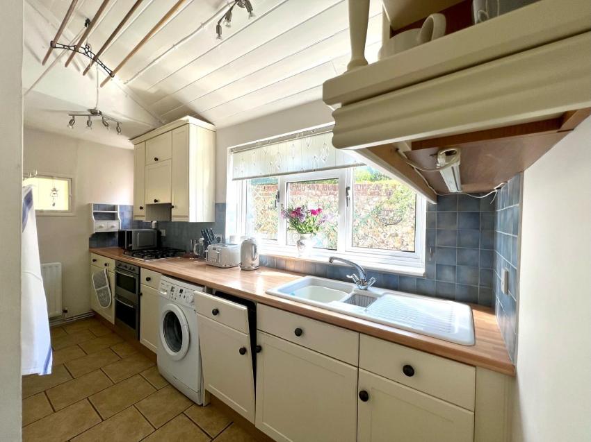 Charming 2 Bedroom Cottage with Parking