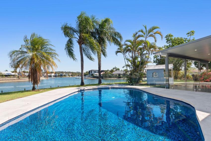 Coorumbong 27 - Five Bedroom Home on Canal with Pool, WiFi, Aircon!