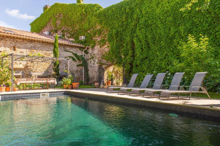 Immaculate 8-Bed Villa in Roujan with Pool