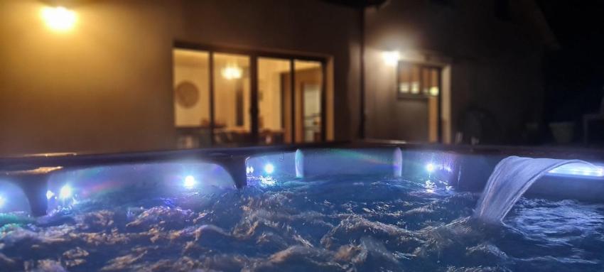 5 jacuzzi 130m 6-8 pers à 15mn Bx tramC la campagne en centre ville