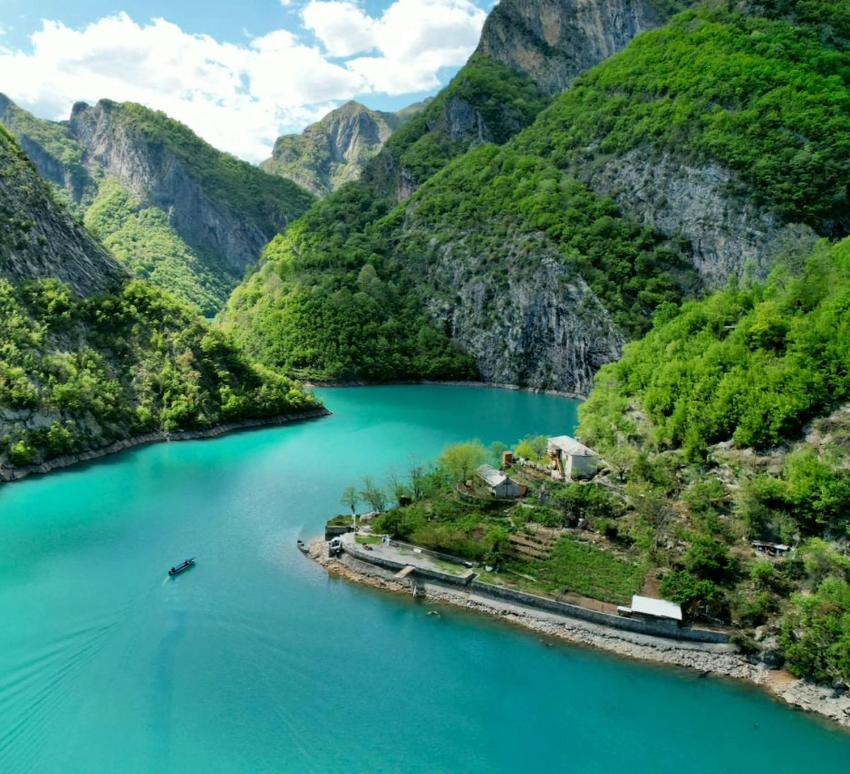 Neomalsore Agrotourism, Komani Lake