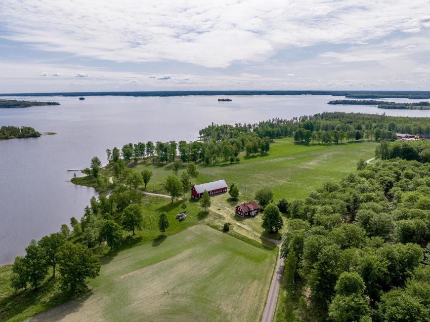 Holiday house with panoramic view of the lake Bolmen